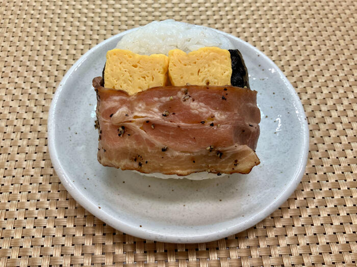 ベーコンたまごおむすび