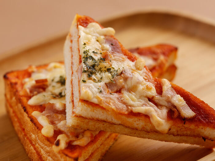 ピザトースト（ベーコン＆トマト風味ソース）