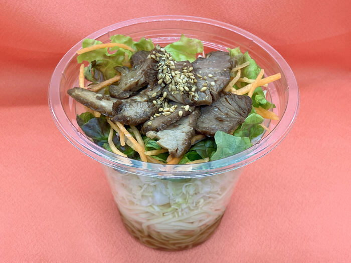 振って食べる！炙り焼豚のパスタサラダ