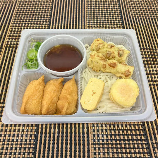 冷しちくわ玉子天うどんといなり寿司