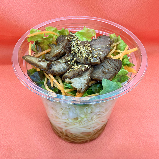 振って食べる！炙り焼豚のパスタサラダ