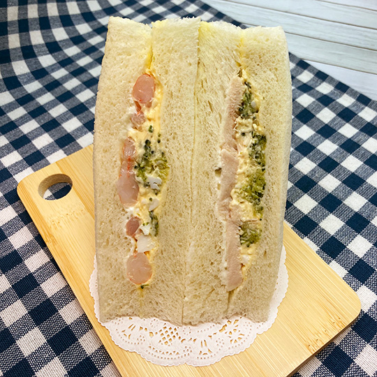 大きなサンド　海老とチキンのブロッコリーサラダ