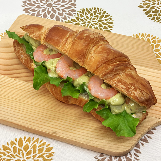クロワッサンサンド　アボカドポテトと海老
